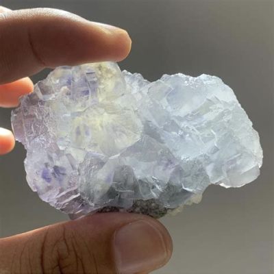  Fluorite: Il Minerale Magico Utilizzato nelle Industrie Nucleari e Chimiche?